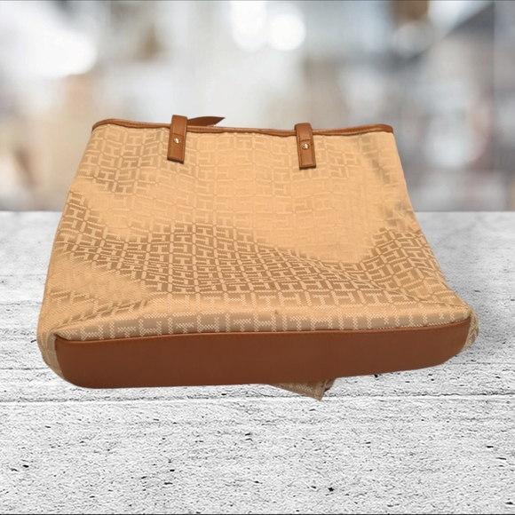 Tommy Hilfiger tote/purse/bag. - Picture 3 of 14